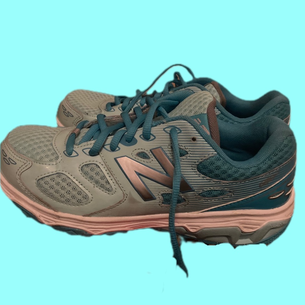 Size 5.5/6 new balance trail shoes- TEAL color